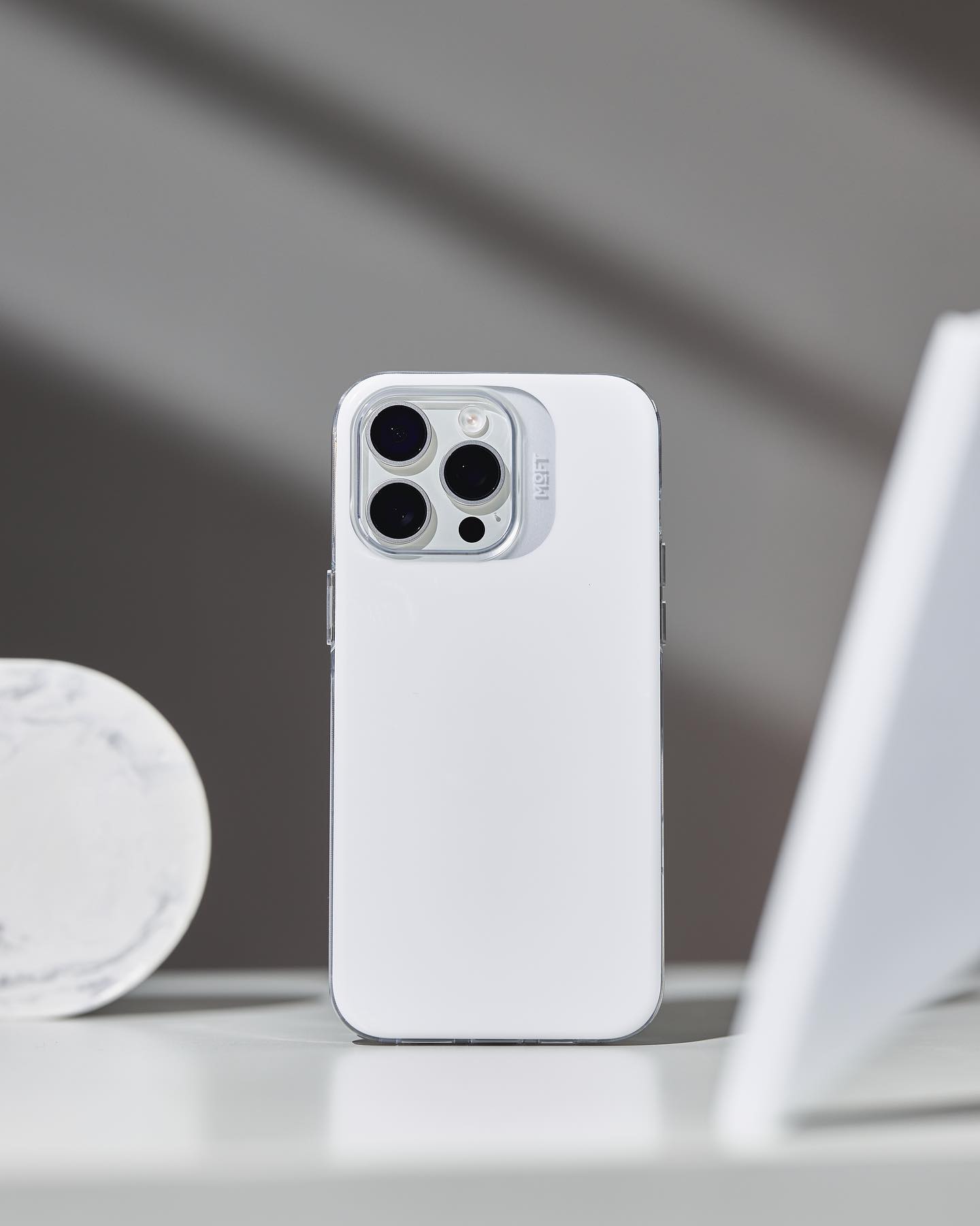 Білий чохол MOFT Snap Case для iPhone 13/15