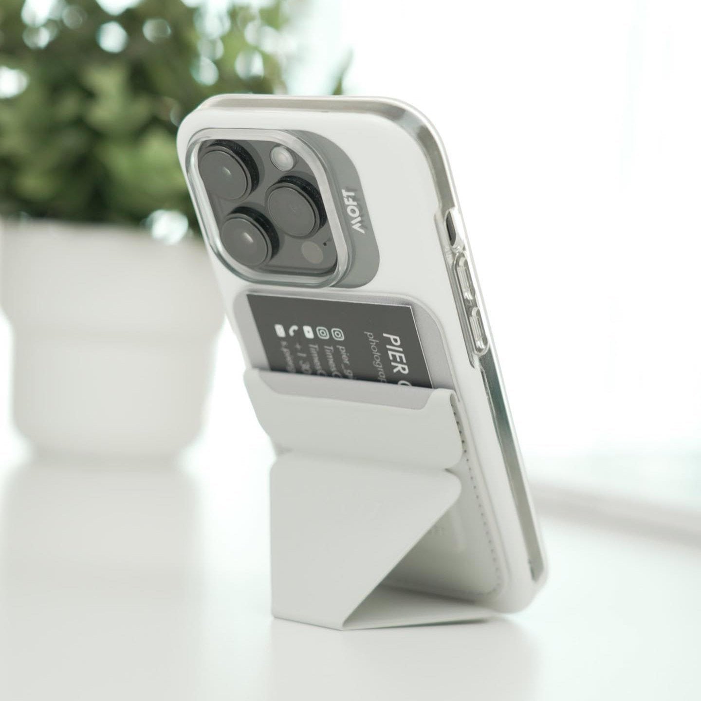 Білий чохол MOFT Snap Case для iPhone 13/15
