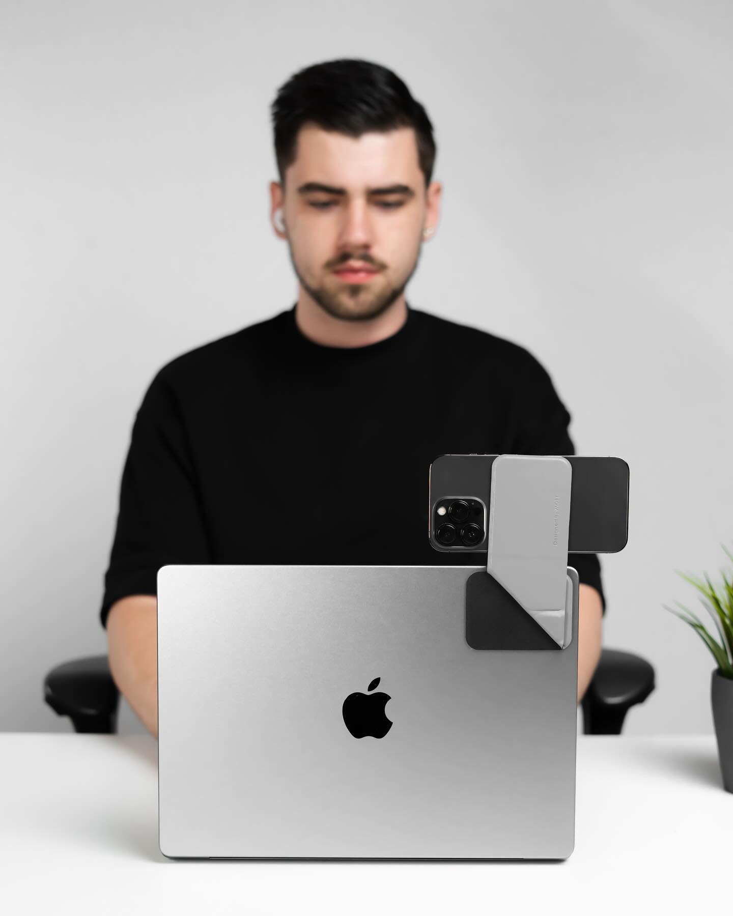 Moft Flip Mount - розкладне кріплення для телефону