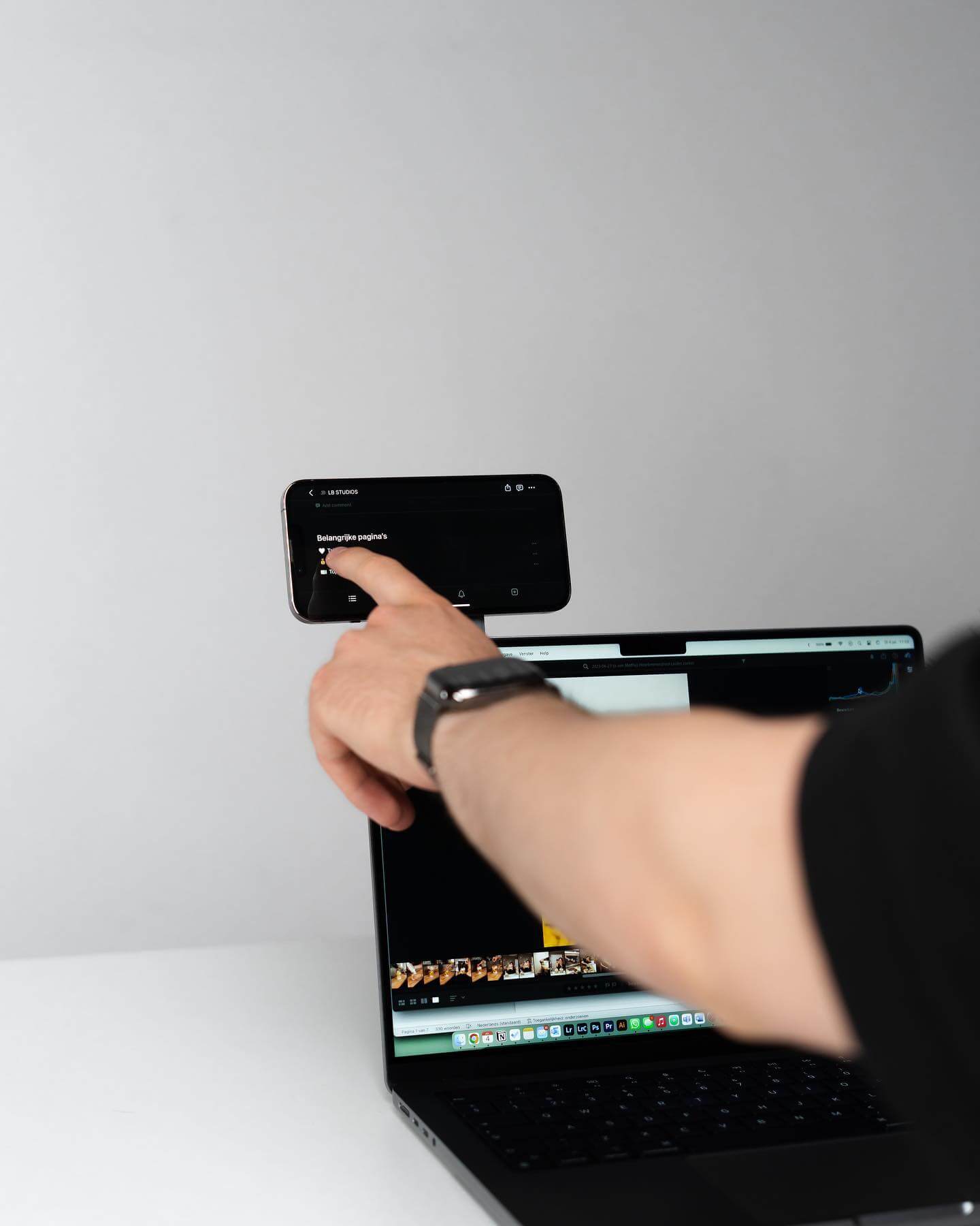 Moft Flip Mount - розкладне кріплення для телефону