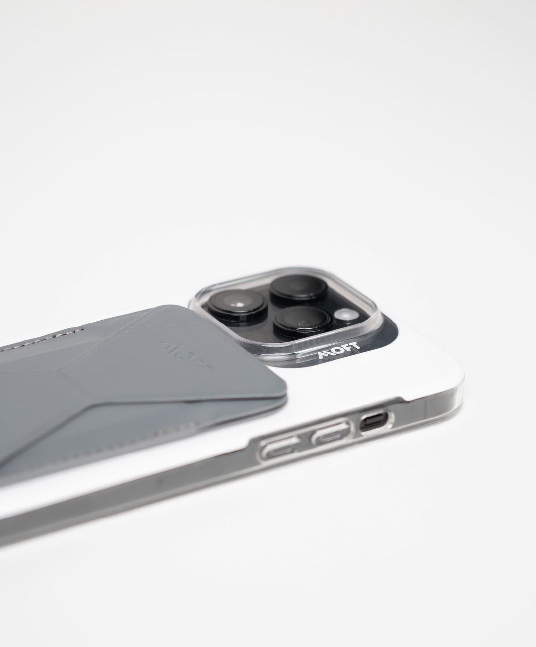 Білий чохол MOFT Snap Case для iPhone 13/15