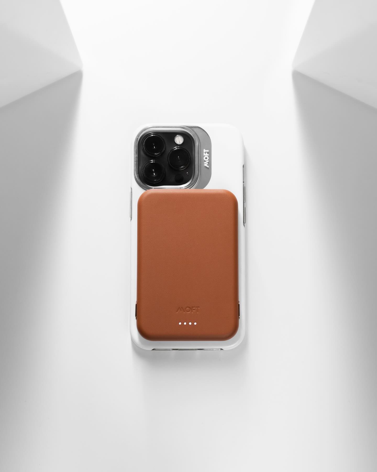 Білий чохол MOFT Snap Case для iPhone 13/15