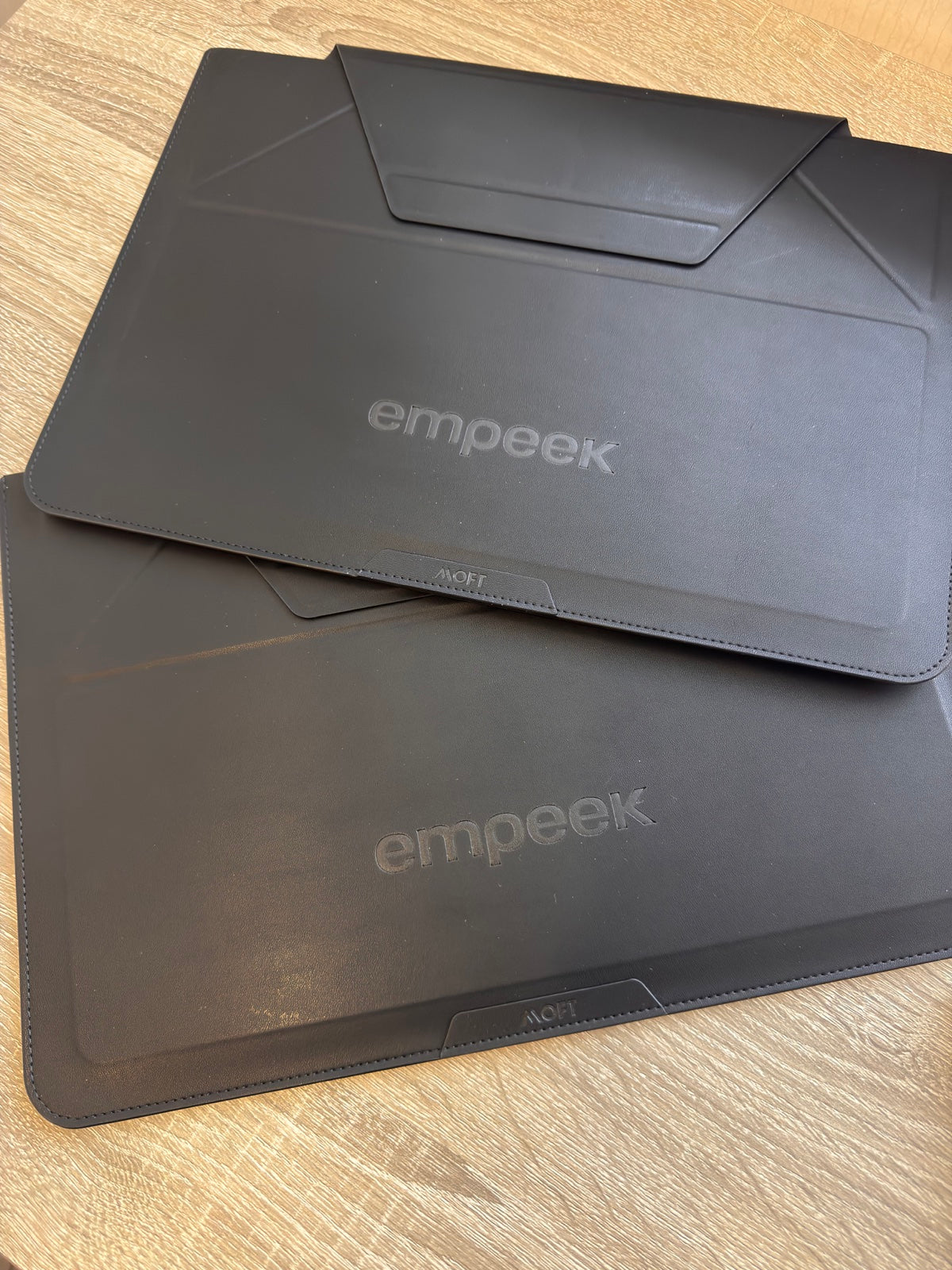 Чохли MOFT Sleeve з тисненням логотипу empeek — виконане замовлення