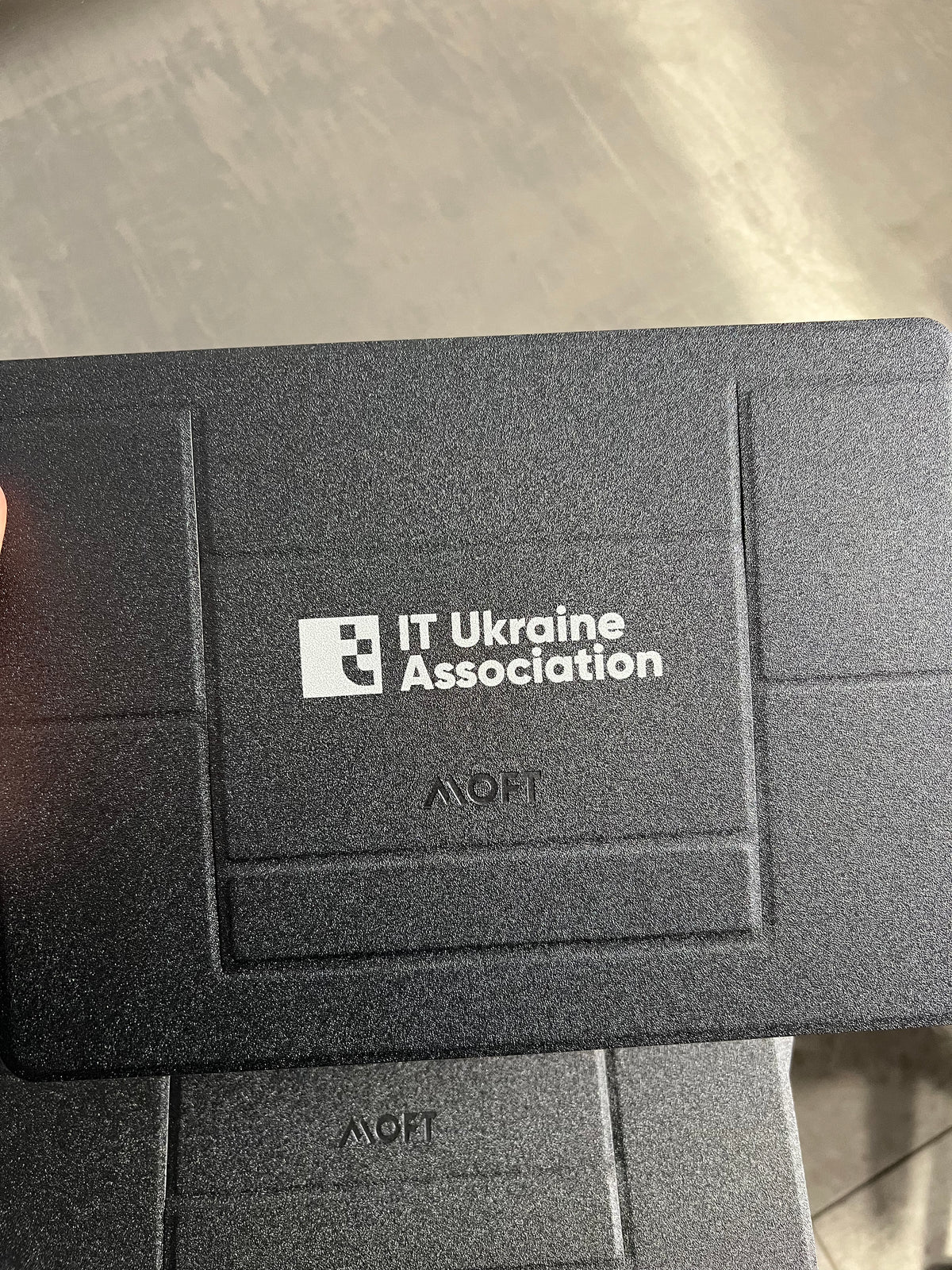 Приклад білого логотипу IT Ukraine Association на чорному аксесуарі MOFT