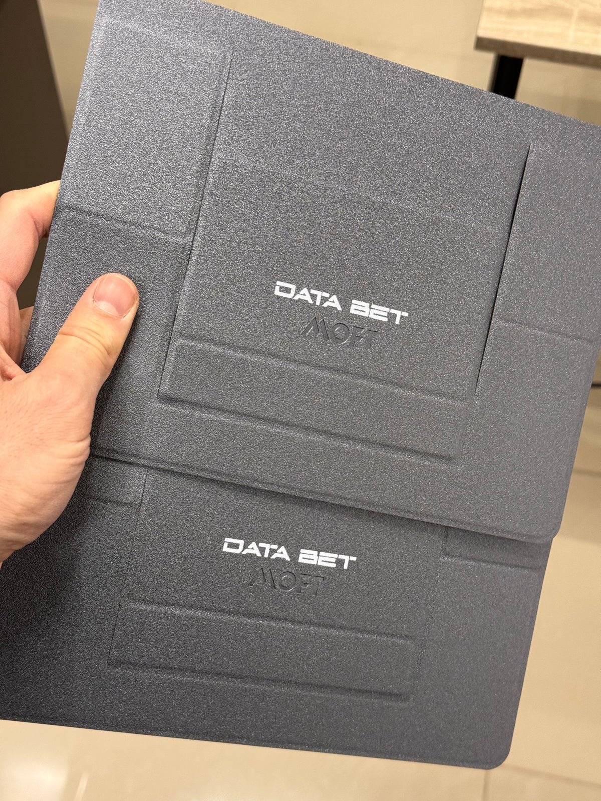 Підставки MOFT із білим логотипом DATA BET — приклад виконаного брендування