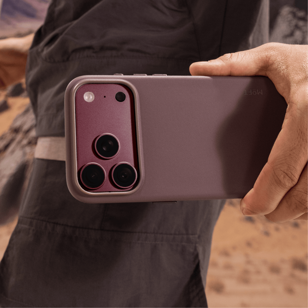 Фактура MOVAS — чехол MOFT для iPhone 18 в цвете Blackberry